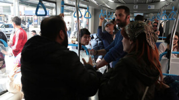 Tramvayda su krizi temalı skeç yolcuları şaşkına çevirdi