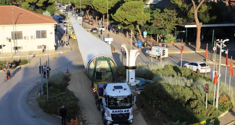 Ödemiş’te Dev Rüzgâr Kanatları Şehir Merkezinden Geçti