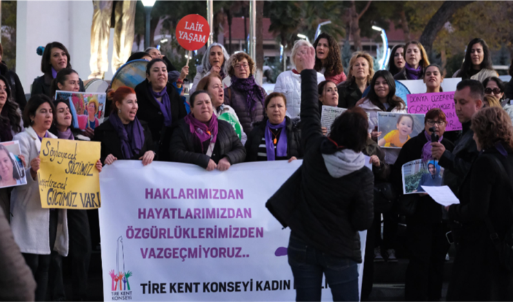 TİRE’DE KADINLAR SOKAĞA ÇIKTI, BASIN AÇIKLAMASI YAPTI.